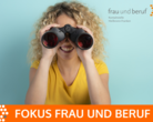 Frau mit Fernrohr für Weitblick im Berufsleben