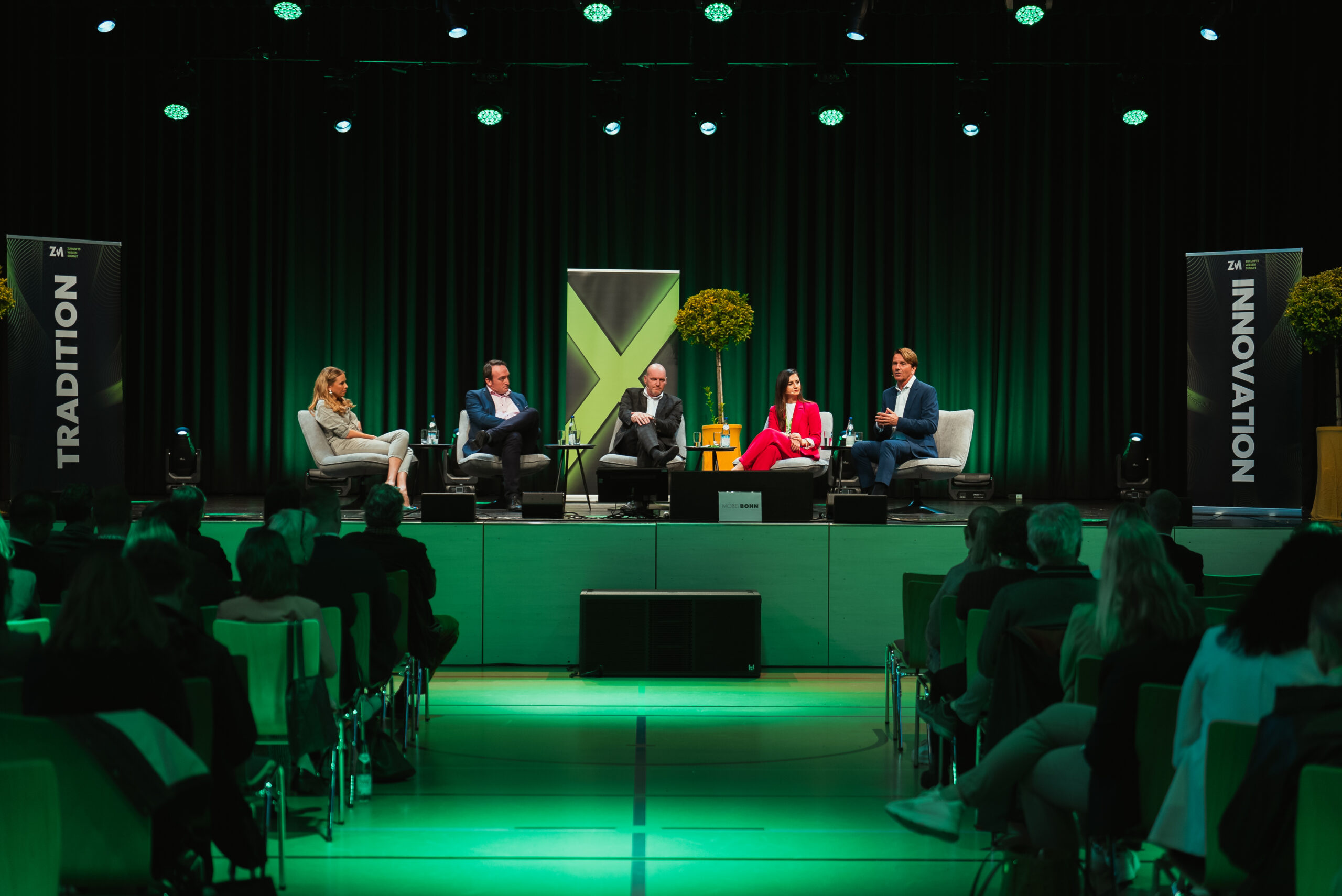 Podium auf dem Zukunftswiesen Summit